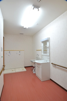 サービス付き高齢者向け住宅の共用部写真5（共同浴室洗面台）